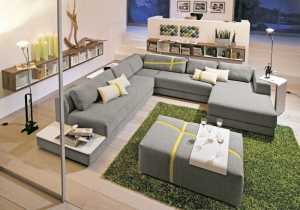 Sedací souprava Home Lounge-Wilson (Now by Hülsta), kombinace s dřevěnými odkládacími plochami.