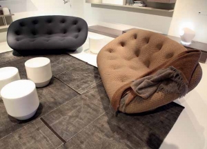 Pohovka Ploum, kterou pro společnost Ligne Roset navrhli designéři Ronan a Erwan Bouroullec, získala za svůj lapidární design a vysokou kvalitu prestižní mezinárodní cenu Red Dot Design. Promyšlený anatomický tvar, výplň ze dvou druhů vysoce elastické pěny Bultex a kompaktní snímatelný polyesterový potah nabízejí dokonalé pohodlí, dlouhou trvanlivost a snadnou údržbu. Vyrábí se ve dvou velikostech (šířka 204 a 245 cm), cena od 94 302 Kč. www.ligne-roset.cz.