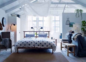Postel Ryneke se dobře hodí do rekonstruovaných a podkrovních interiérů. Rám z masivního dřeva o rozměrech 160 x 200 cm koupíte za 1 890 Kč (IKEA).