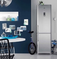 Volně stojící lednice BIAA 34 F X H D energetické třídy A+ je vybavena úplnou funkcí NO FROST, digitálním displejem, funkcí holiday, ECO, držákem na víno a antibakteriálním povrchem (INDESIT).