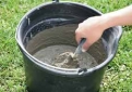 4) Do vědra nalijeme trochu vody a postupně přisypeme cement s pískem (více cementu než písku) a štěrk. Vše spolu promícháme tak, aby směs nebyla příliš řídká, ale ani moc hustá.
