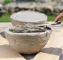 10) Připravíme si trochu lepidla – (suchou směs smícháme s vodou) a naneseme na připravenou polokouli.