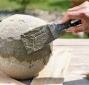 12) Lepidlo, které se vytlačilo, rozetřeme po celém obvodě do ztracena, případně jím vyrovnáme nerovnosti.