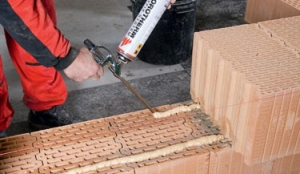 Stavět z broušených cihel Porotherm Profi Dryfix, kdy se místo malty používá zdicí pěna Dryfix, je časově velmi úsporné. Garáž i se zastřešením lze zvládnout do týdne (WIENERBERGER).