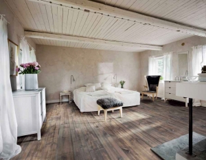 Nová kolekce třívrstvých podlah Craftsman svými rustikálními vzory zvýrazňuje krásu dřeva v jeho nejpřirozenější podobě. Jednolamelové podlahy s povrchovou vrstvou z dubu, s ručně škrábaným povrchem koupíte za 2 628 Kč. Na obrázku je dekor Dub Danaborg, vyrábí Kährs, prodává studio Kratochvíl Parket Profi.