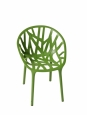 Plastová židle Vegetal (Vitra, design Ronan a Erwan Bouroullecovi) stohovatelná po třech kusech.