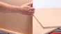 2) Na boční strany stolu narýsujeme z vnitřní strany pomocné čáry, podle kterých k sobě vrchní desky přiložíme a zkontrolujeme, zda všechny části dobře „pasují“.