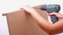 3) Do dvou desek, které budou tvořit pracovní plochu, přišroubujeme zezadu 3cm široký pás, který bude sloužit k odkládaní tužek.