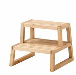 Šikovný pomocník pro domácnost, který vám pomůže dosáhnout do nejvyšších regálů v kuchyni, v předsíni nebo v knihovně. Materiál lakovaná bříza, cena 499 Kč (IKEA).