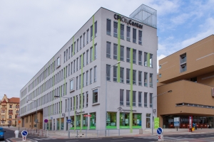 Exteriér nové pobočky banky v Ústí nad Labem.