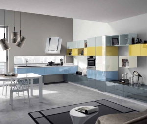 Kuchyň Tetrix (Scavolini), design Michael Young, modulární systém, rozměry dílu 36 x 60 cm, široká paleta odstínů, lesklý nebo matný lak, materiál 1,8 cm silná dřevotříska, přední hrana ABS deska, zbývající hrany laminát, cena od 17 000 Kč/bm (CORRECT INTERIOR).