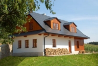 Přemýšlíte o lehké krytině, která je elegantní, ale přitom má stejnou životnost jako robustní těžké betonové tašky?