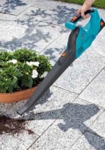 Gardena foukač AccuJet 18-Li je určen ke každodenní práci – k rychlému odstraňování listí a nečistot ze zahrady i okolí domu. Tomu odpovídá propracovaný design stroje i jeho technické parametry.