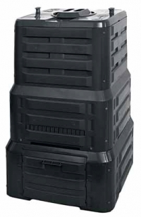 Kompostéry z tvrdé umělé hmoty mají své nesporné výhody. Mountfield K 390 z vysokohustotního polyetylenu (HDPE) má objem 400 litrů, hmotnost 13 kg a rozměry 66 x 66 x 110 cm. Větrací systém tvoří vrchní ventil a boční větrací otvory (cena 890 Kč).