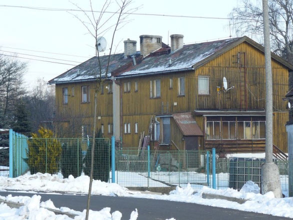 Polovinu domu před nedávnem koupili noví majitelé a chystají se na velkou rekonstrukci.
