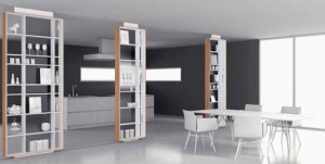 Ve společném obývacím prostoru si často přejeme alespoň částečně opticky oddělit kuchyňskou linku. Společnost Interlübke uvádí na trh posuvné regály s vodicími kolejničkami montovanými do stropu a podlahy. Můžete je umístit kamkoliv a měnit dělení prostoru podle potřeby.