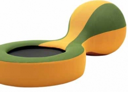 Sneaker slouží jako trampolína a míč na cvičení, design Giovanni Levanti, cena 30 775 Kč (CAMPEGGI).