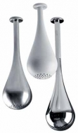K stropní montáži určená hlavová sprcha Goccia (GESSI), průměr 38,7 cm a 60,2 cm, 4 provedení – chrom, broušený chrom, bílá a černá. Ceny v povrchu chrom 30 708 Kč, 38 628 Kč,MONDO CERAMICA.
