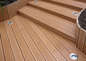 Plná terasová woodplastic(R) prkna lze využít i na schody, květináče apod. (Zdroj: Woodplastic)
