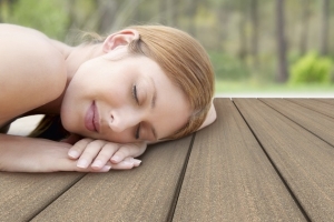 Na své terase relaxujte! Woodplastic(R) prkna se nenatírají a přitom nešednou. (Zdroj: Woodplastic)
