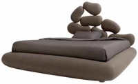 Stones, design Studio V7, výška čela 153 cm, délka postele 235,5 cm, šířka 202 cm, cena 64 000 Kč (NOCTIS).