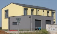 Střešní krytina Lindab Topline je určená na střechy se sklonem od 14°. Je bezúdržbová, díky povrchovým úpravám Classic, Premium nebo Elite dosahuje vysoké životnosti a záruka na ni je poskytována v závislosti na zvoleném povrchu až 30let. Střecha je doplněna okapovým systémem Lindab Rainline ve stejné barvě, který je stejně tak bezúdržbový.