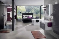 Bezbariérové řešení, koupelna a ložnice v jednom – to jsou současné trendy. Elegantní design umyvadel a van dovoluje umístit sanitární vybavení přímo v ložnici, sprchový kout je decentně oddělen polopříčkou. Sanitární keramika Kaldewei, série Conofloat (sprcha) a Conoduo (vana).