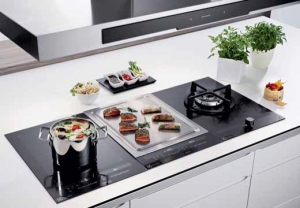 Modulární systém GemLine Electrolux umožňuje sestavit si varnou plochu na míru. Obsahuje dvojici fl exibilních indukčních zón, indukční zónu na paellu, plynovou varnou desku se 2 hořáky, teppanyaki a plynový hořák s držákem na wok. Modulární jednotky s jednotným designem se hodí do každé kuchyně, kromě elegance nabízejí maximální komfort při vaření. Více na electrolux.cz.