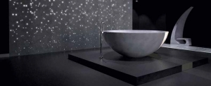 Vana jako solitér z jednoho kusu, expozice Luxury &amp; Stone Spa 2 Kinetická mramorová stěna, navrhla Alice Schillaci, expozice Fluid Stone.