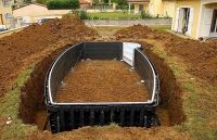 Prvním krokem při budování francouzského bazénu je vyznačení jeho umístění.