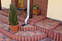 Palisády čtvercového průřezu spolu s dlažbou Parketa s colormixem RUDEN působí skvěle a hodí se ke každé stavbě či na jakoukoliv zahradu (DITON).