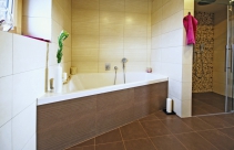 Asymetrická vana Piova (Duravit), materiál akrylát, délka 180 x 140 cm, cena 38 920 Kč.