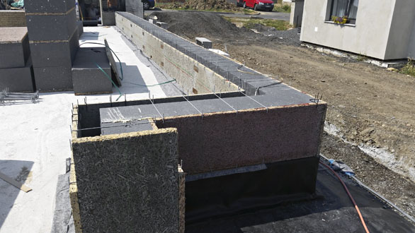 Trojkombinace štěpkocementových desek, izolace (pěnový polystyren) a betonu, to je systém tzv. ztraceného bednění s prvky pro kompletní stavbu. U nás jej asi nejvýrazněji reprezentuje Velox (HOFFMANN).