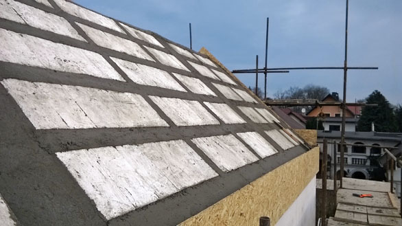 Parametry pasivních staveb dosahuje i stavební systém Ytong, z něhož lze postavit dům doslova od sklepa až po střechu. Přesněji – jak vidno na snímcích – včetně střechy. Pórobeton je 100% přírodním materiálem (XELLA).