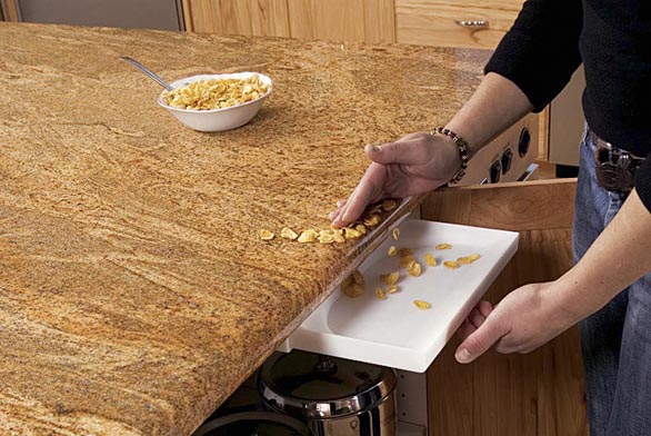 Lopatka Drawer Vac se montuje do skříňky do kuchyňské linky přímo pod desku. Lopatku jen povytáhnete a rukou na ni nametete drobky, které okamžitě zmizí v potrubí centrálního vysavače.