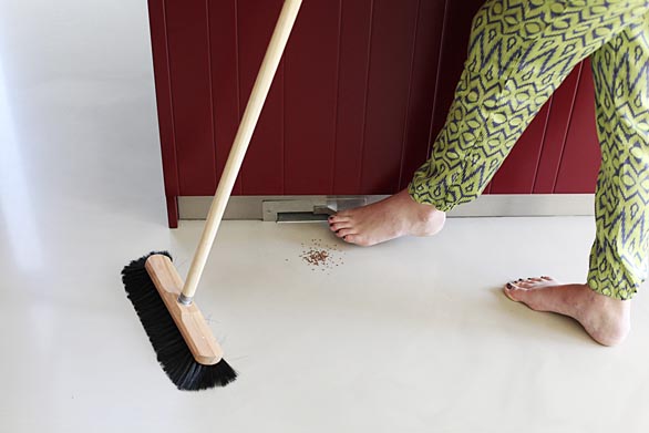 Štěrbinová zásuvka Vac Pan se montuje k podlaze do soklů kuchyňských linek či šatních skříní, do zádveří atp. Lopatka Vac Pan se spouští nohou a nečistoty do ní nametete smetáčkem (NEWAG).