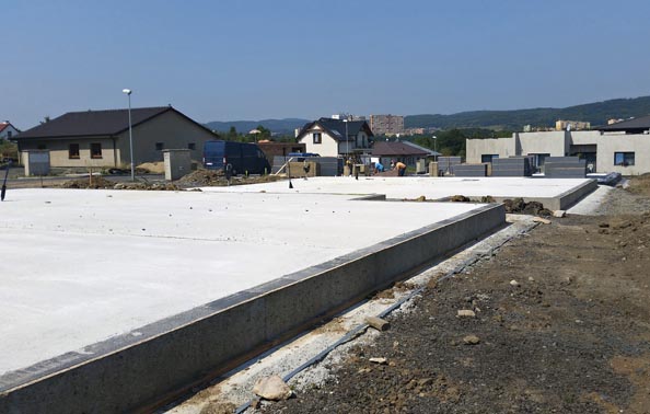 Tepelně izolovaná základová deska s vodorovnou hydroizolací pod betonovou mazaninou, připravená ke stavbě pasivního domu ze systému ztraceného bednění Velox (HOFFMANN).