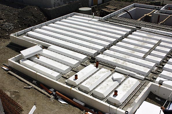 Výškou polystyrenové vložky lze ovlivnit tepelně-izolační vlastnosti základové desky (CEMEX - Elegohouse).