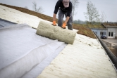 04: Rozviňte Green Roll kolmo na drenážní fólie. Na okraji střechy můžete vynechat pás o šířce 20 cm a později jej zasypat kačírkem. Green Roll se doporučuje stříhat nůžkami.