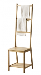 Věšák na ručníky Rågrund (Ikea) pomáhá šetřit místo v koupelně, protože získáte stoličku a věšák na osušky v jednom, bambus ošetřený průhledným lakem, 39 x 44 x 140 cm, www.ikea.c