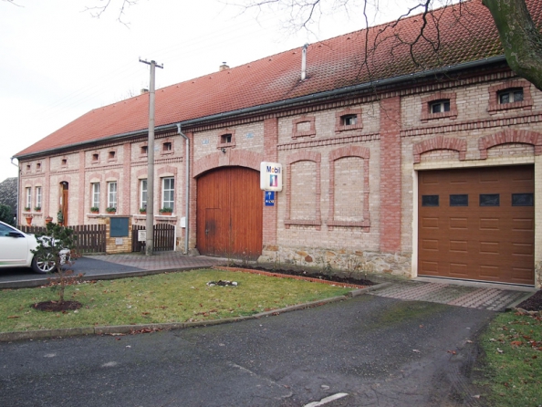 kvalitní práce původního stavitele. Fasáda z lícových cihel je původní a bezvadně zachovalá.