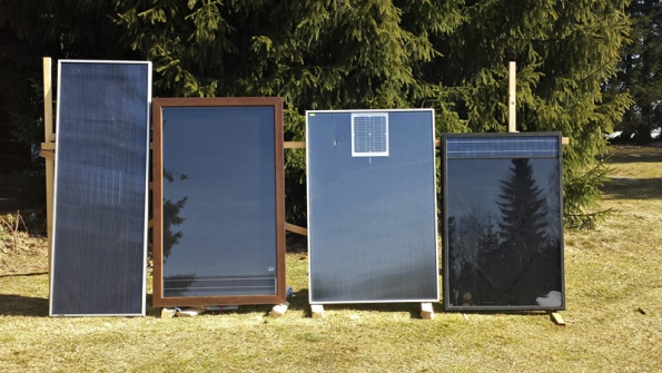 Testované panely zleva: SolarVenti SV14, Solfresch 45, panel RMS CLASSIC 1 005 x 1 505 a SHV panel Base L Solarheatventi CZ. Pro relevantnost měření vybral testující panely s podobně velkou osvitovou plochou.