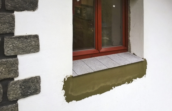 Na dozděnou část zbývalo přitisknout perlinku, nanést štuk a vše srovnat a dočistit omítku.
