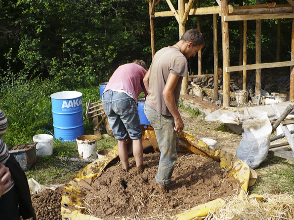 Vlastní prací při výrobě stavebního materiálu a během stavby domu lze značně ušetřit.