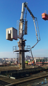 Betonářské věže se používají na velkých stavbách.