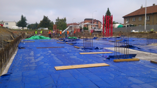 Vysoušení betonu lze snadno bránit zakrytím fólií, obdobnou jakou přikrýváme nábytek před malováním. Na okrajích ji doporučujeme zatížit, aby pod ni nefoukalo. Další možností je vodní mlžení nebo vlhčení přes geotextílii, což používají především realizační firmy.