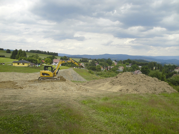 Objem vytěžených a přesouvaných zemin se pohyboval okolo 400 m3, stržená ornice v ploše 650 m2 činila 120 m3. Na takové množství zeminy bylo třeba použít větší a silnější zemní techniku.