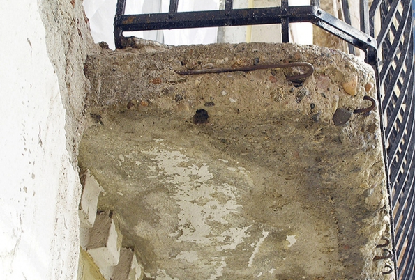 1: Původní, silně poškozená balkonová konstrukce s odpadávajícími částmi betonu a zkorodovanou kovovou výztuží.