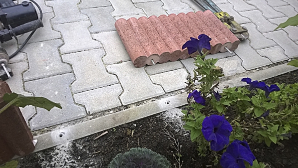 Jednotlivá pole palisády se po stranách spojují na zámky půlkruhového tvaru.