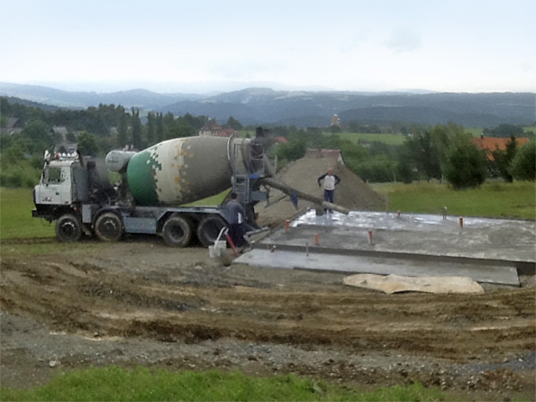 Nalévání betonu do základové desky. Beton byl dovezen z betonárky v Jablonci nad Nisou.